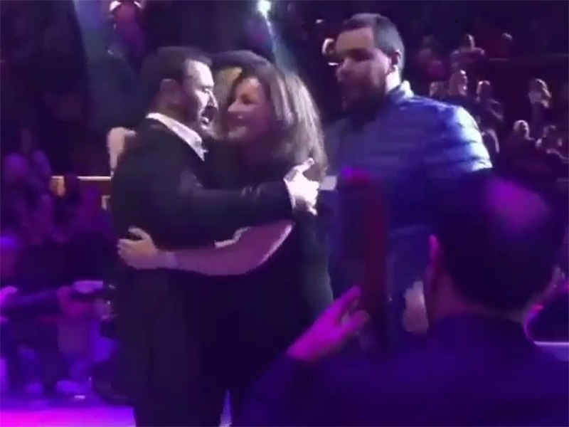 اضغط لمشاهدة الفيديو: كاظم الساهر ينقذ معجبة أرادت احتضانه على المسرح!